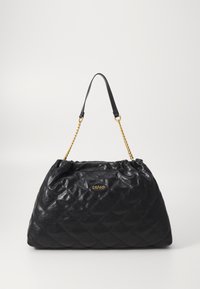 Bolsa preta acolchoada feita de couro brilhante com parte superior franzida, apresentando uma alça de corrente dourada e um logotipo à frente.