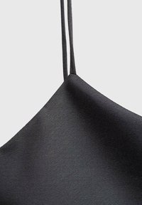 Czarny top na ramiączkach z cienkimi paskami, wykonany z gładkiego, syntetycznego materiału. Posiada elegancki, dopasowany fason i minimalistyczną estetykę.