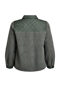 Fleece pulover jakna u tamnosivoj boji s kviltanim zelenim panelom na gornjem dijelu leđa. Ima ovratnik i elastične rukave.