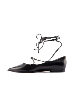 Ballerina nera con punta appuntita e sottili laccetti alla caviglia che si legano a fiocco.