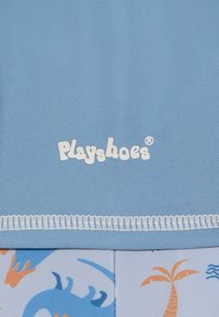 Svetlomodrá látka s textúrovaným povrchom, s potlačeným názvom značky "Playshoes" v bielej farbe. Spodná časť zobrazuje farebné vzory námorných živočíchov a paliem.