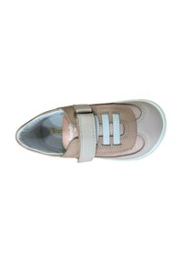 Zapato de cuero rosa claro con una correa de gancho y bucle, bandas elásticas grises y un panel de malla texturizada. Punta redondeada y suela blanca.