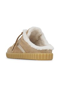 Sneaker in suede beige con fodera in shearling, suola in gomma e chiusura con lacci. Presenta un pannello accentuato di colore chiaro su un lato.