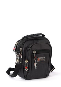 Schwarze Nylon-Schultertasche mit zwei Reißverschlussfächern, einem stabilen Griff und Hardware-Akzenten, einschließlich eines kleinen Charms.