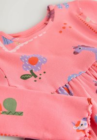 Rosa geripptes Kleid aus Stoff mit lila gepunkteten Blumen, grünen Blättern und bunten Einhornmotiven, mit Rüschensäumen an den Ärmeln.