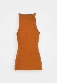 Orange ribbad linne med en figurnära design, som har breda axelband och en sömlös halsringning. Tillverkat av stretchigt material.