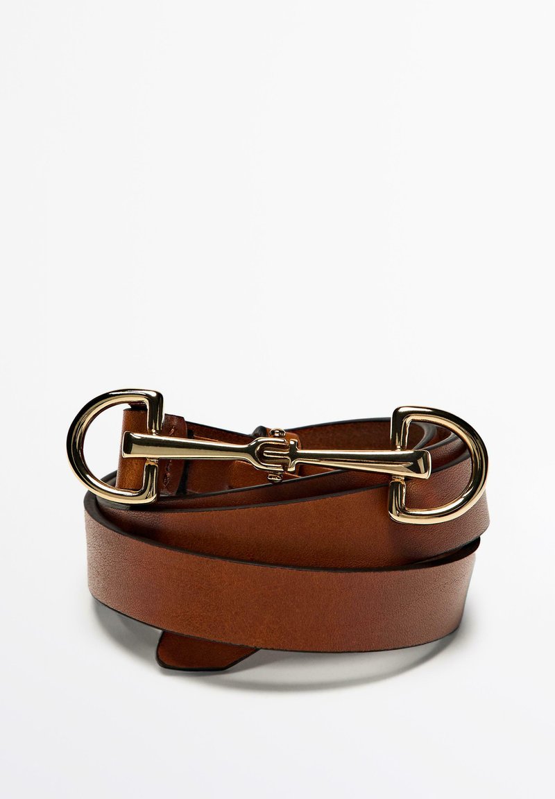 Bruine leren riem met een gepolijste gouden gesp, met een slank ontwerp en een gladde textuur. De riem is opgerold met puntige uiteinden.