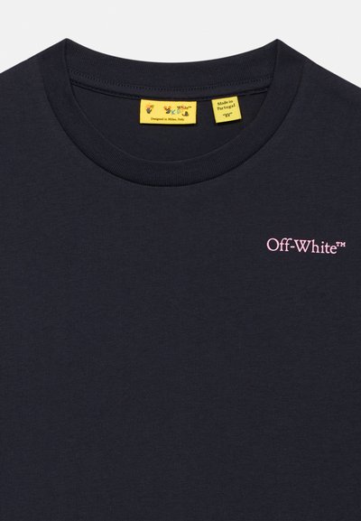 Μαύρο T-shirt με στρογγυλή λαιμόκοψη, μικρό ρόζ λογότυπο "Off-White™" στην πάνω αριστερή πλευρά του στήθους και δύο κίτρινες ετικέτες μέσα στη λαιμόκοψη.
