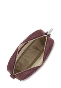 Borsa in pelle bordeaux con finitura texturizzata, chiusura con zip e rivestimento beige. L'interno comprende un singolo scomparto e nessuna tasca aggiuntiva.