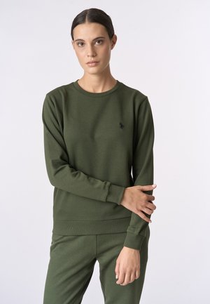 Felpa verde oliva con maniche lunghe, polsini e orlo a coste. Presenta un piccolo logo nero sul petto. Tessuto in morbido cotone misto.