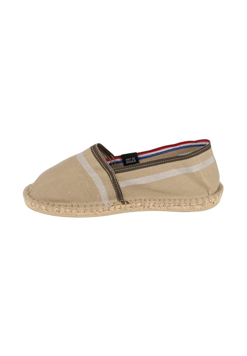 Espadrille beige à semelle plate avec une tige en toile, présentant des rayures blanches et une semelle en jute tressé. L'intérieur est doublé en rouge, bleu et blanc.