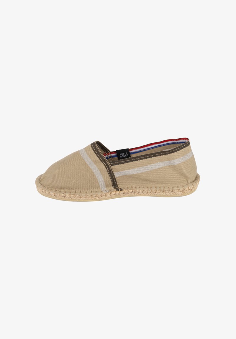 Espadrille beige à semelle plate avec une tige en toile, présentant des rayures blanches et une semelle en jute tressé. L'intérieur est doublé en rouge, bleu et blanc.