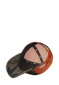 Casquette à dos en maille avec une visière camouflage. Partie supérieure en tissu orange avec doublure intérieure et étiquettes noires, offrant une forme structurée et un ajustement réglable.