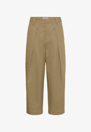 Pantalon beige court avec des plis, des passants pour ceinture, et une coupe droite.