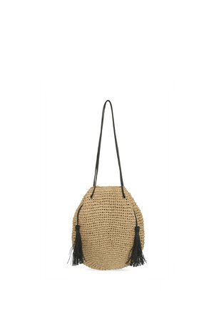 Borsa a tracolla beige intrecciata con lunghe cinghie nere e nappine nere decorative su ogni lato.