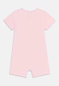 Helles rosa Kurzarm-Overall, aus weichem Baumwollstoff, mit Druckknopfverschluss auf der Rückseite, einfaches Design ohne Muster oder Akzente, kurze Beinlänge.