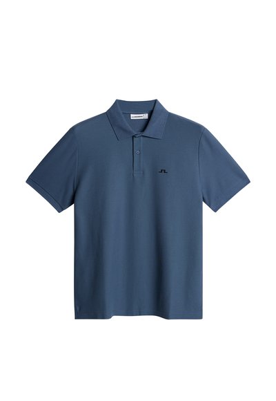 Navyblauwe polo gemaakt van gladde stof, met een gestructureerde kraag, twee knopen en een klein zwart logo op de borst.