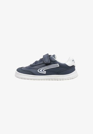 Zapatilla deportiva azul marino con detalles en blanco; cuenta con parte superior sintética, correa de velcro, cuello acolchado y suela de goma con tracción.