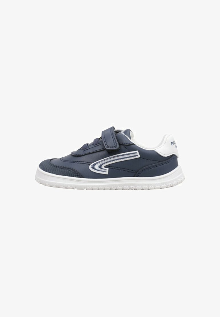 Baskets de sport bleu marine avec accents blancs ; elles disposent d'un upper en synthétique, d'une sangle Velcro, d'un col rembourré et d'une semelle en caoutchouc avec traction.