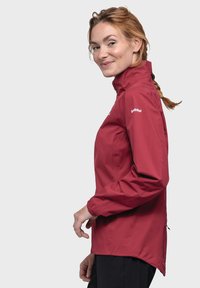 Rote wasserdichte Jacke mit hohem Kragen und elastischen Bündchen. Verfügt über einen seitlichen Reißverschluss, leichtes Material und einen lockeren Schnitt für Komfort.
