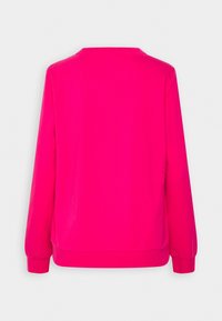 Fuchsiová mikina s dlouhými rukávy, žebrovanými manžetami a lemem, vyrobená z hladkého materiálu s kulatým výstřihem. Jednoduchá barva, bez vzorů.