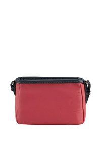 Rote strukturierte Leder-Umhängetasche mit einem navyblauen Reißverschluss oben, mit Nahtakzenten und einer kompakten rechteckigen Form.