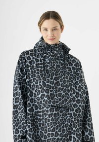 Jas met luipaardprint in zwart en grijs met een hoge kraag, koordsluiting en een relaxte pasvorm. Waterafstotende stof met een gladde textuur.
