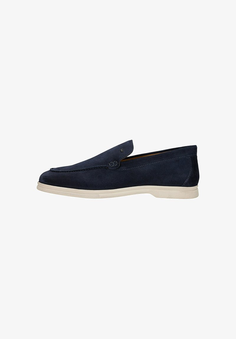 Mocassin pour homme en daim bleu marine à enfiler avec semelle en caoutchouc blanche et détails de coutures minimales, vu de profil.
