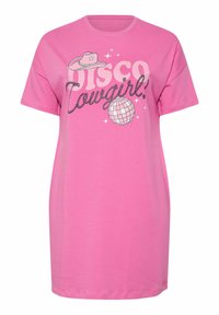 Rosa bomulls t-shirt klänning med ett grafiskt tryck som har texten "DISCO Cowgirl!", en cowboyhatt och en discokula. Kort ärm, rund halsringning.