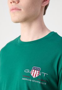 GANT MEDIUM ARCHIVE SHIELD - Langarmshirt - deep forest green