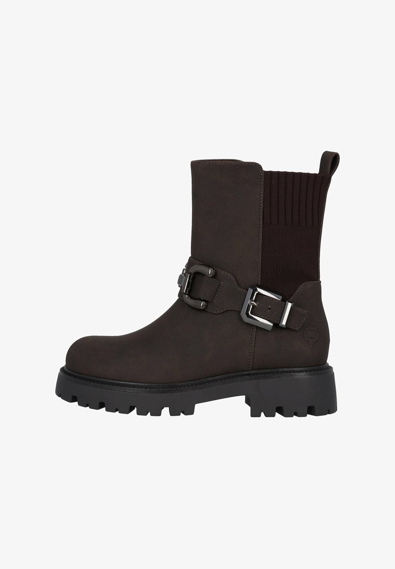 Botte mi-mollet marron foncé avec tige élastique côtelée, détail de sangle à boucle argentée, languette de traction et semelle épaisse à crampons pour usage extérieur.