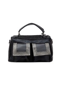 Borsa nera con finitura lucida, dotata di due tasche frontali incorniciate da strass, un design strutturato e una maniglia superiore.
