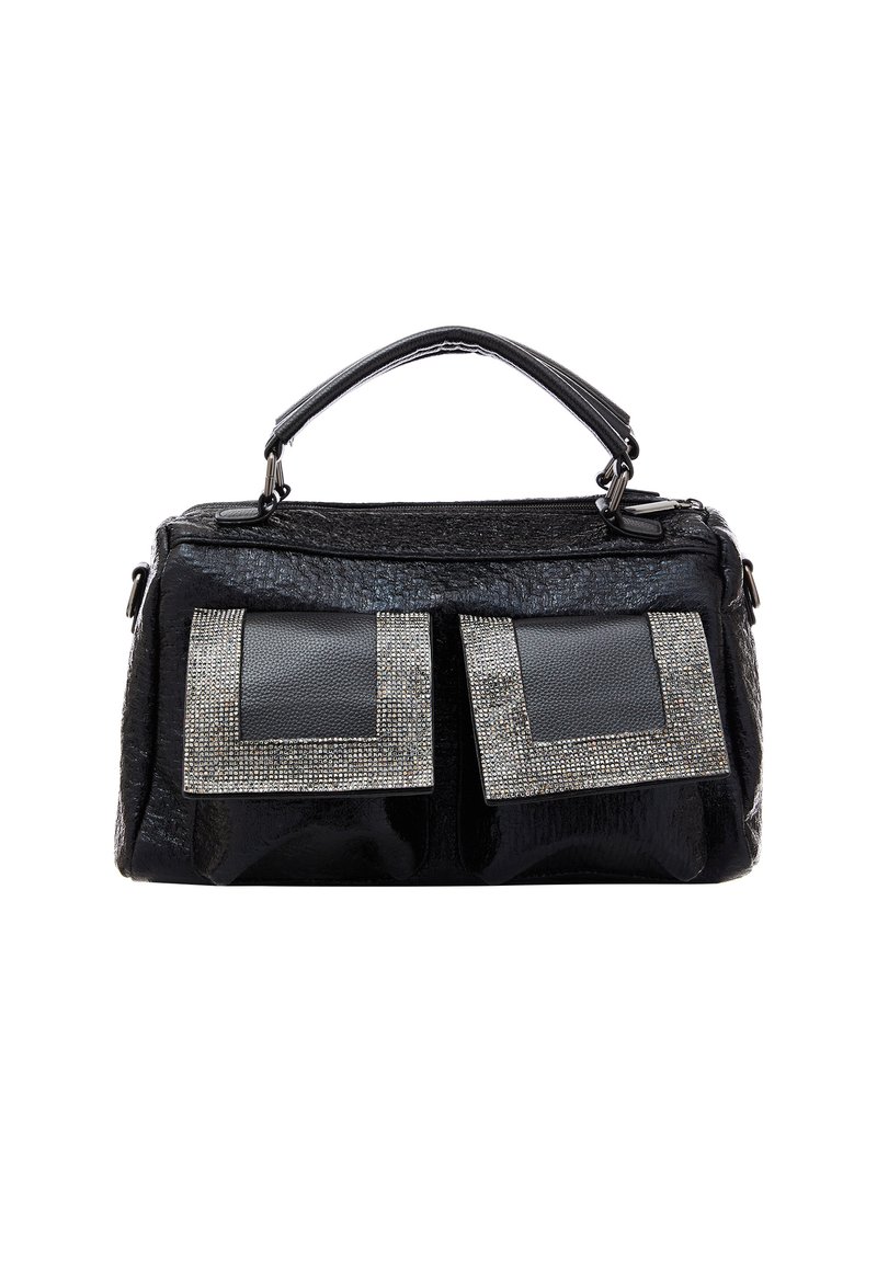Borsa nera con finitura lucida, dotata di due tasche frontali incorniciate da strass, un design strutturato e una maniglia superiore.