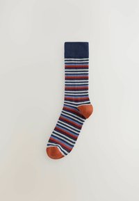 Marineblau- und rot gestreifte Socke mit hellblauen und weißen Streifen, orangefarbenem Fersen- und Zehenbereich, geripptem Abschluss und gestrickter Textur.