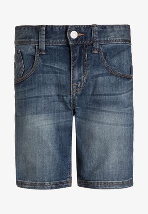 Blå denimshorts med forlommer, bæltestropper, knaplukning og falmede detaljer på en ensfarvet baggrund.