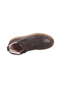 Bruine high-top sneaker met een gestructureerd leren bovenwerk, gevoerde kraag, veters aan de voorzijde en een zijrits, met een rubberen zool.