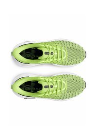 Baskets de sport vertes avec un upper en mesh respirant, des accents noirs et une semelle blanche. Le design comprend un motif texturé sur l'ensemble.