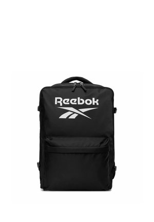Czarny, prostokątny plecak z przednią kieszenią na suwak i białym logo Reebok umieszczonym nad kieszenią oraz górnym uchwytem z podwójnym suwakiem.