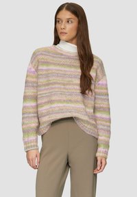 Sweater in pastelkleuren met horizontale strepen, gemaakt van textuur gebreid materiaal. Heeft een relaxte pasvorm en een subtiele high-low zoom.