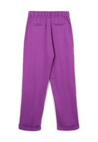 Pantaloni in tessuto viola con vestibilità comoda, elastico in vita, orli arrotolati e due tasche posteriori. Texture liscia con dettagli minimi.