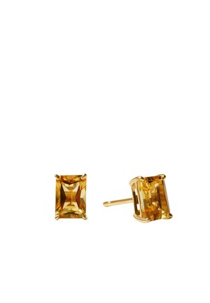 Pendientes de botón con piedra preciosa rectangular amarillo dorado, con engastes de garras y postes de oro sobre fondo blanco.
