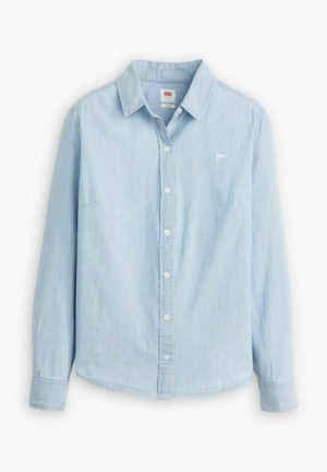 Lichtblauwe overhemdbloes gemaakt van zacht denimstof. Heeft een klassieke kraag en lange mouwen, met een klein logo op de borst.