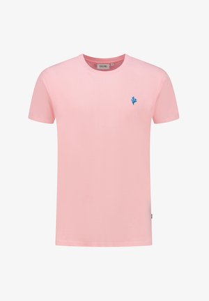 T-shirt à manches courtes en coton rose doux avec un col rond. Présente un petit logo corail bleu sur la poitrine gauche. Texture lisse, design décontracté.