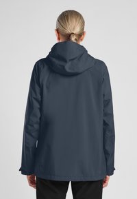 Veste marine résistante à l'eau avec capuche, dotée d'une texture lisse et de manches longues. Design simple, adapté à une utilisation en extérieur.