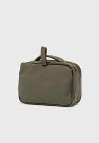 Πράσινη ορθογώνια τσάντα με υφή πλέγματος, δύο επάνω λαβές και φερμουάρ. Κατασκευασμένη από ανθεκτικό ύφασμα, με ενισχυμένες ραφές.