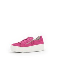 Sneaker in suede rosa con suola piatta bianca, dotato di lacci frontali e zip laterale per facilitare l'uso. Texture liscia con coerenza di colore.