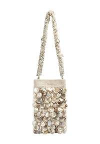 Sac à main en perles avec un corps en toile crème, orné d'une variété de coquillages brillants et d'une bandoulière texturée, incorporant des accents pastel.