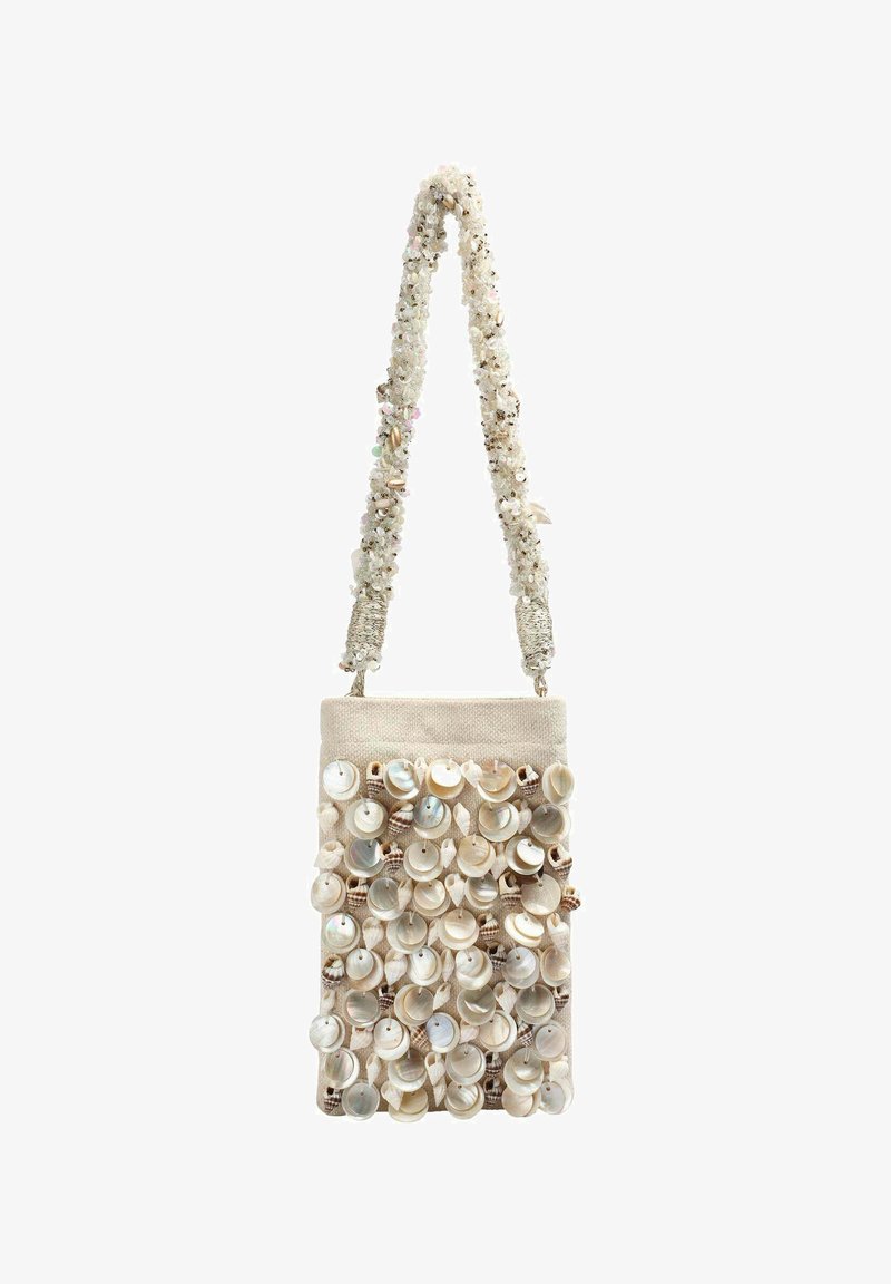 Borsa a perline con corpo in tela color crema, adornata con una varietà di conchiglie lucide e una tracolla testurizzata, che incorpora accenti pastello.