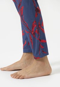 Námořnické legíny s živým červeným květinovým potiskem. Měkký materiál, slim fit a zkrácená délka. Vybavené jednoduchým lemem na kotníku.
