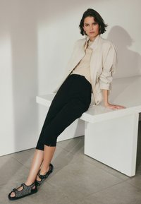 Next CROPPED TALL - REGULAR FIT - Lühikesed püksid - black